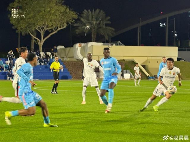 九游app-奥斯卡在多哈探班海港,与穆斯卡特热情拥抱