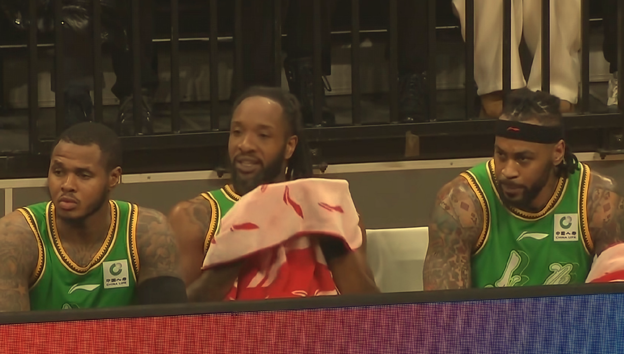 九游电脑版-赵继伟4+4+3拼尽全力!威尔斯10+2,莫兰德8+7,亨特6+1,辽篮落后9分