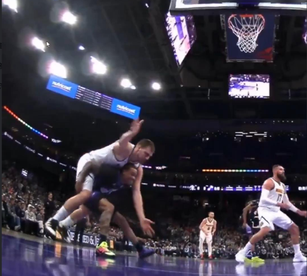 九游app-库里赛季报销？可能……